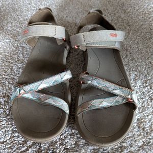 Comfortable teva taupe sandals hardly worn